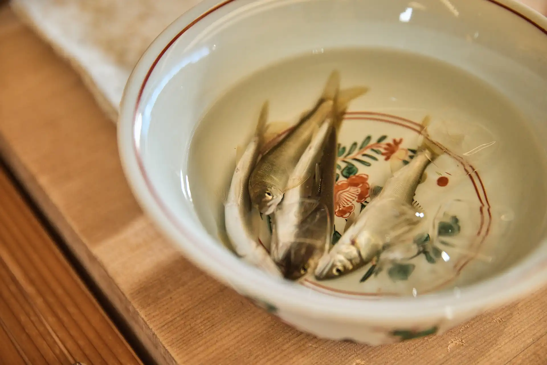 We capture the energetic grace of the fish, transforming it into an edible sculpture.
